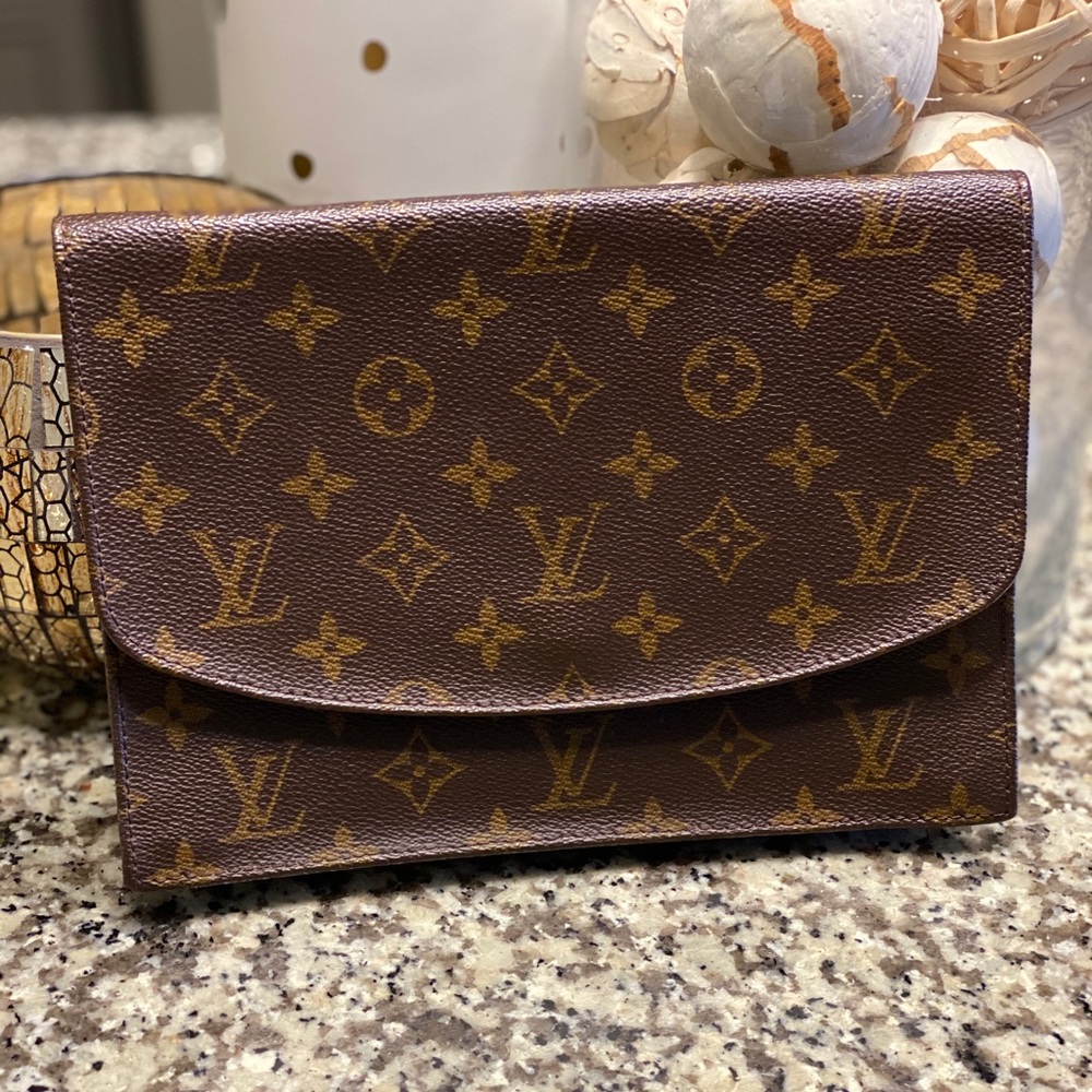 SOLD 🙌🏾💕Louis Vuitton Rabat Clutch